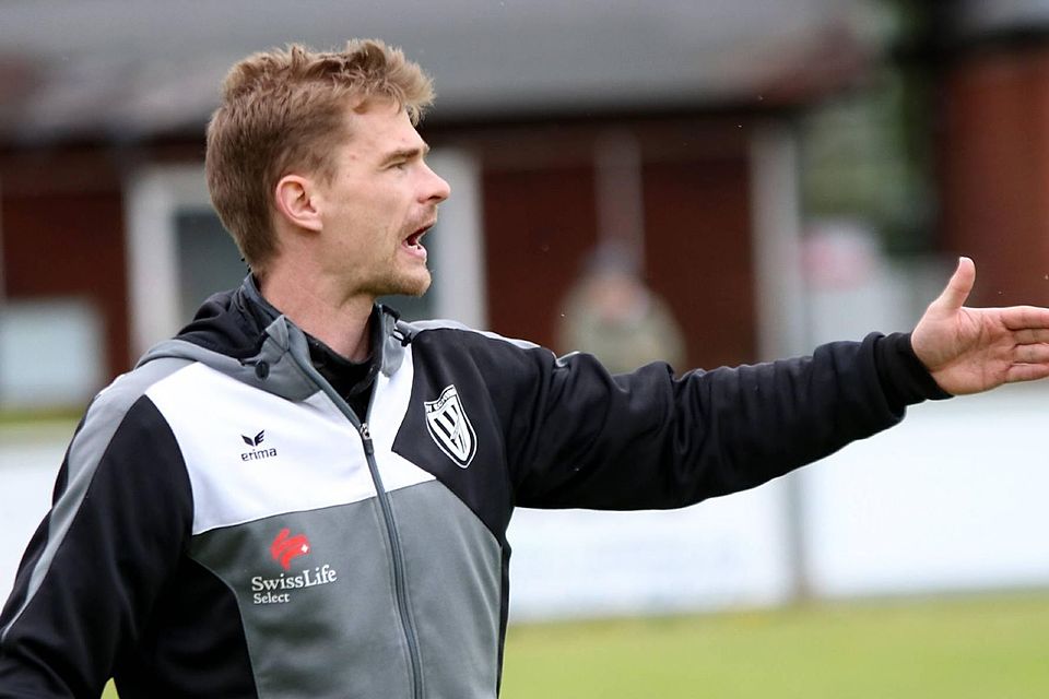 TSV-Trainer Jan Strehlow gibt seinem Team an der Seitenlinie Anweisungen.