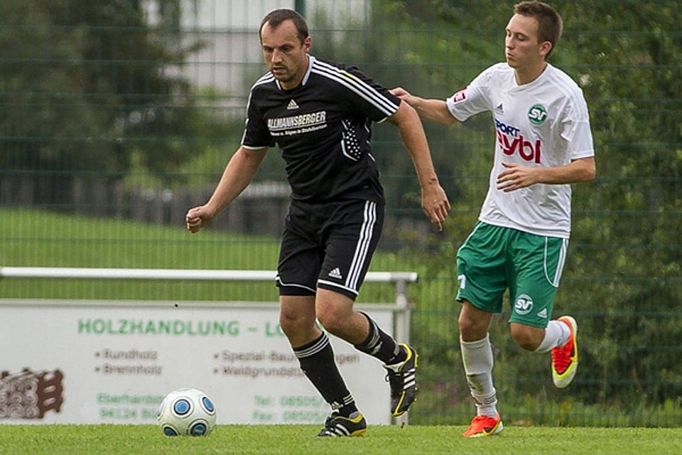Thomas Riedinger (li.) ist neuer Trainer beim SV Neukirchen vorm Wald. Selber aufllaufen wird der 35-Jährige allerdings nur noch in Notfällen. F: Hönl