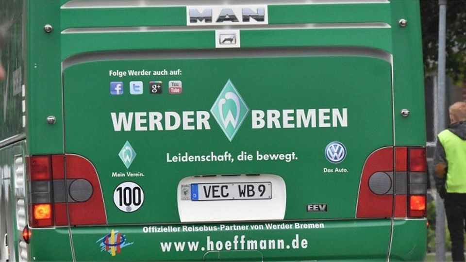 Dieser Bus mit der Aufschrift "Werder Bremen" wird auch bald in Worms zu sehen sein. Der Bundesligist gastiert dort zur ersten Hauptrunde im DFB-Pokal und löst damit eine große Begeisterung beim Heimverein aus. F: Meyer