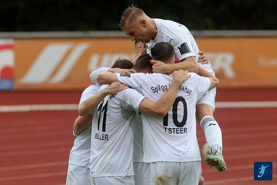 Das hochgehandelte Landshut feiert seinen ersten Saisonsieg. Das hochgehandelte Landshut feiert seinen ersten Saisonsieg.