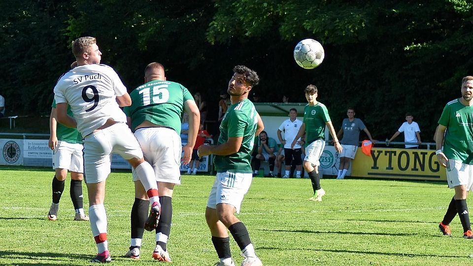 Puchs Torjäger Miralem Brkic (in Weiß) gegen den VSST Günzlhofen.