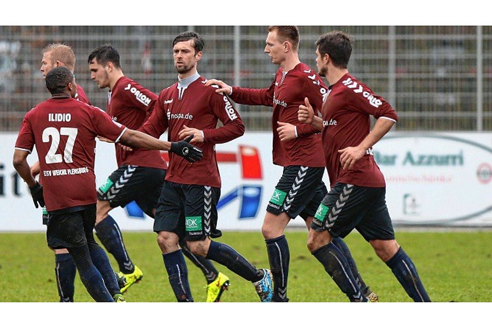 Matchwinner: Fiete Sykora (Vierter von links) erzielte in Wolfsburg beide Tore für den ETSV Weiche Flensburg. Foto: Darius Simka