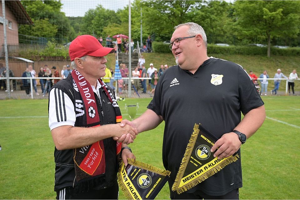 Staffelleiter Martin Steeg gratuliert Günter Nessel zur Meisterschaft und zum Aufstieg in die Bezirksliga.