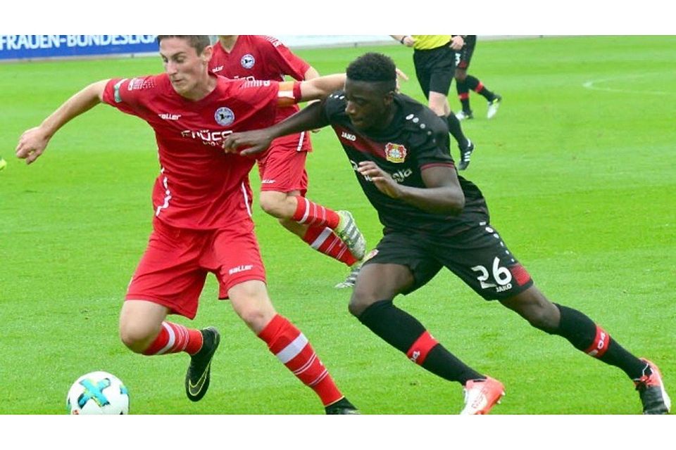 Leverkusens U-17-Spieler Abdul Fesenmeyer im Duell mit seinem Bielefelder Gegenspieler. Foto: Herhaus