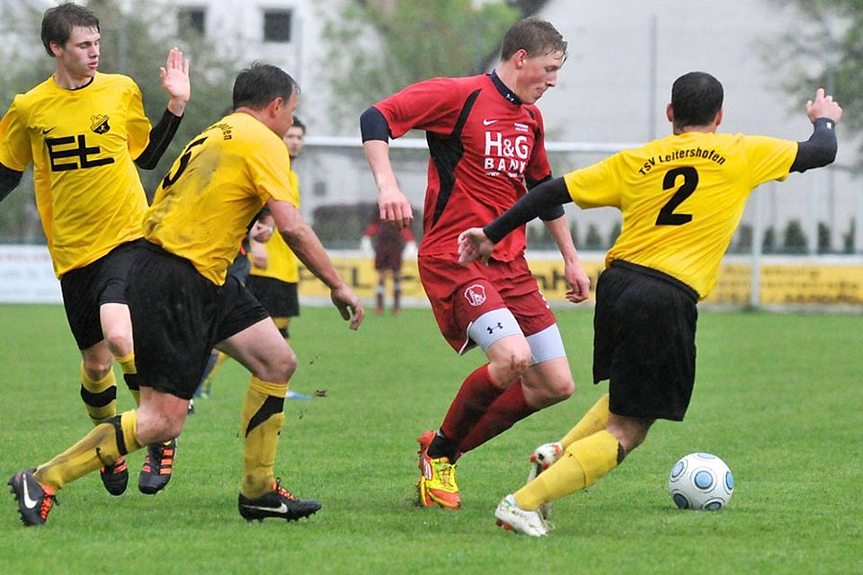 Abstiegskampf in Stadtbergen und Leitershofen. Auf der dortigen Alm wollen Lukas Schnitzler, Interimscoach Marcel Bertele und Günther Tischendorf (gelbe Trikots, von links), die sich hier um den Stadtberger Simon Bentlage kümmern, endlich den ersten Heimsieg einfahren. F.: Andreas Lode Abstiegskampf in Stadtbergen und Leitershofen. Auf der dortigen Alm wollen Lukas Schnitzler, Interimscoach Marcel Bertele und Günther Tischendorf (gelbe Trikots, von links), die sich hier um den Stadtberger Simon Bentlage kümmern, endlich den ersten Heimsieg einfahren. F.: Andreas Lode