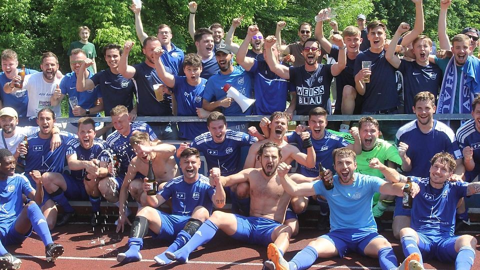 Vorne die Helden, hinten die Fans: Die Dachauer feierten die Rückkehr in die Landesliga noch im Sepp-Helfer-Stadion ausgiebig.