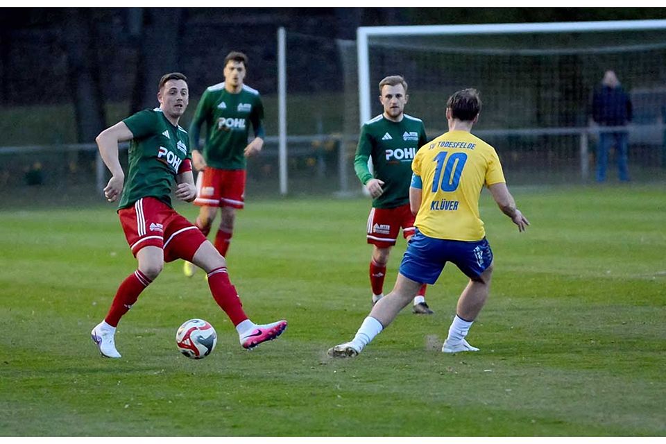 Henrik Schnoor (MTSV Hohenwestedt) leitet eine Offensivaktion ein.