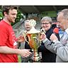 Auch schon wieder drei Jahre her: Aber den Pokal gibt es noch. Henry Mohr überreicht 2016 den Pott an Watzenborns Spielführer Patrick Neubert. 	Archivfoto: Schepp