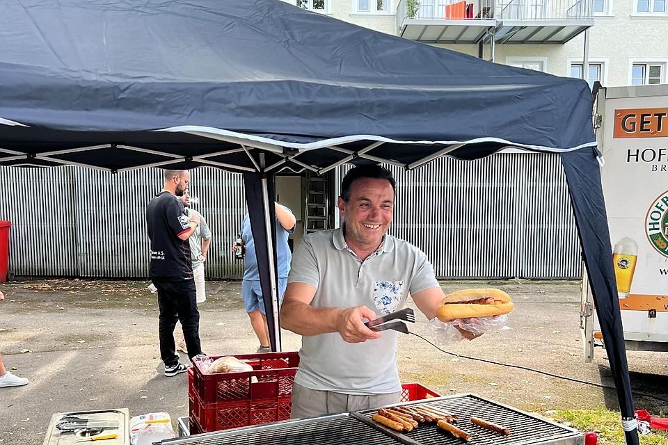 Präsident Taskin Akkay hilft bei Türkgücü München auch mal am Grill aus, wenn Not am Mann ist.