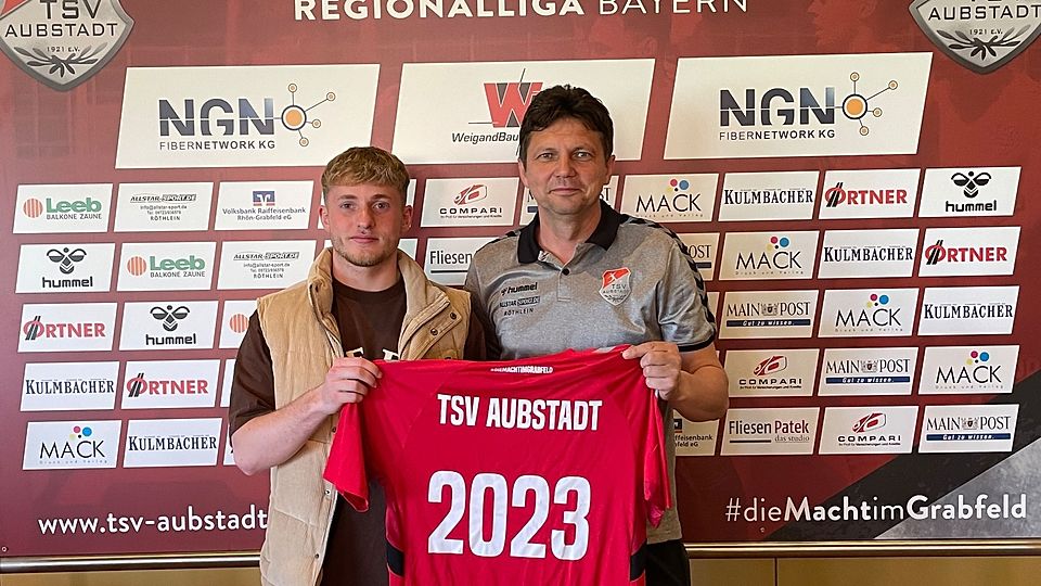 Tom Kunert (li.) wird von Aubstadts Sportlichen Leiter Josef Francic in Empfang genommen.