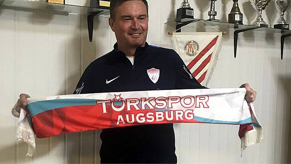 Manfred Bender bei seiner Vorstellung als neuer Trainer von Türkspor Augsburg. F.:Türkspor Augsburg