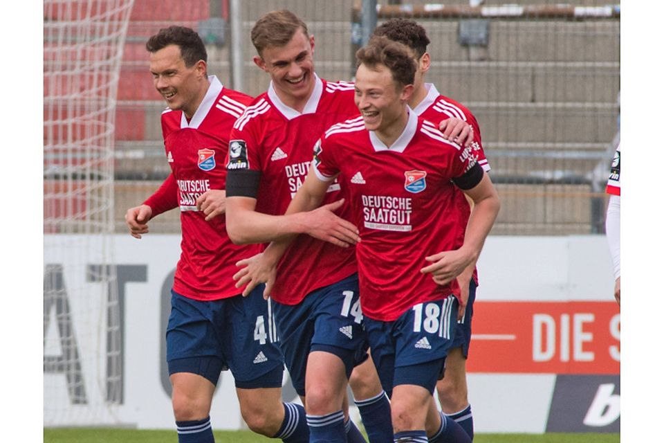 Ein lange nicht mehr gesehenes Bild: Die SpVgg Unterhaching bejubelt einen Sieg. 	Foto: Robert Brouczek