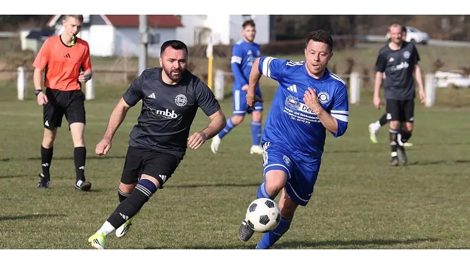 Die SG Obere Lahn um Aykut Babayigit (links) setzt sich gegen die SG Wommelshausen/Dernbach und Steffen Ring in Kombach mit 4:0 durch. © Jens Schmidt