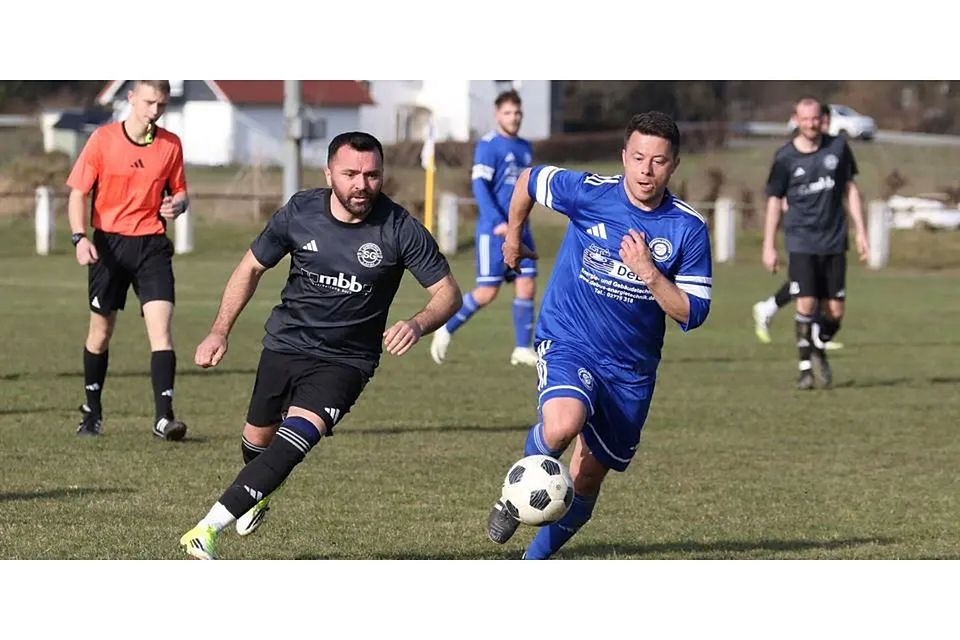 Die SG Obere Lahn um Aykut Babayigit (links) setzt sich gegen die SG Wommelshausen/Dernbach und Steffen Ring in Kombach mit 4:0 durch. © Jens Schmidt