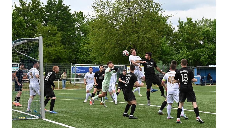 Der Moment, der für den TuS Hackenheim die Weichen auf Sieg stellte: Michael Gilles (Mitte, weißes Trikot) köpft eine Ecke von Henrik Sperling zum 2:1 ein.	Foto: Jochen Werner