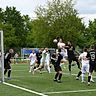 Der Moment, der für den TuS Hackenheim die Weichen auf Sieg stellte: Michael Gilles (Mitte, weißes Trikot) köpft eine Ecke von Henrik Sperling zum 2:1 ein.	Foto: Jochen Werner