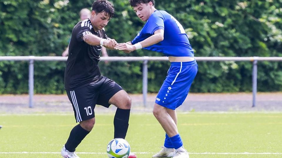 Der Ober-Olmer Tarkan Martin Zintl (links) testet das Trikot seines Harxheimer Gegenspielers.	Foto: Stefan Sämmer