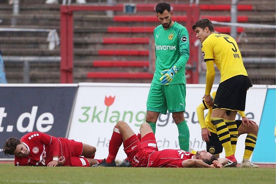 Enttäuschung bei Hamza Salman und Roman Prokoph (am Boden) nach der Niederlage gegen den BVB Fotos: Bucco