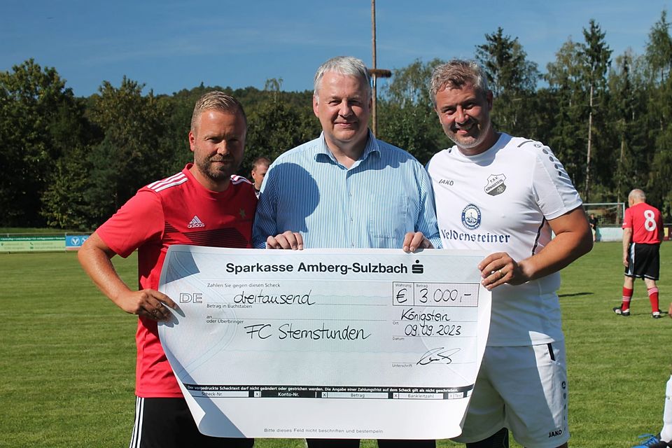 Organisator Bernd Heinisch (links) nahm einen Spendenscheck in Höhe von 3000€ in Empfang.