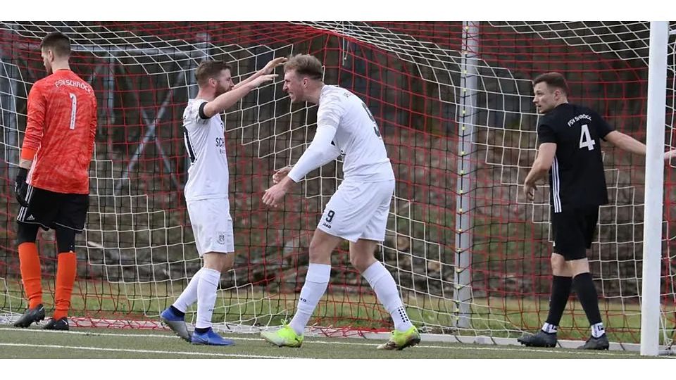 Dennis Rakowski (links) und Leon Laukel waren in den Spielen gegen Schröck und in Niedergrimes Biedenkopfs Torgaranten. Auch gegen im Heimspiel gegen den FC Cleeberg wollen die VfL-Stürmer wieder jubeln. © Jens Schmidt