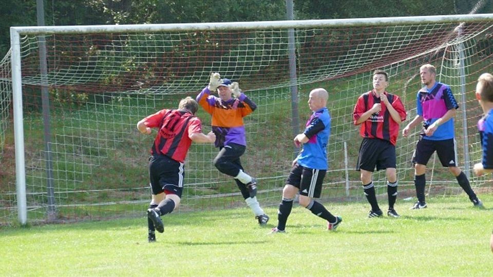 Die Entscheidung im Endspiel: Christian Brand ( Nr.11) köpft das Siegtor zum zwischenzeitlichen 5:3.