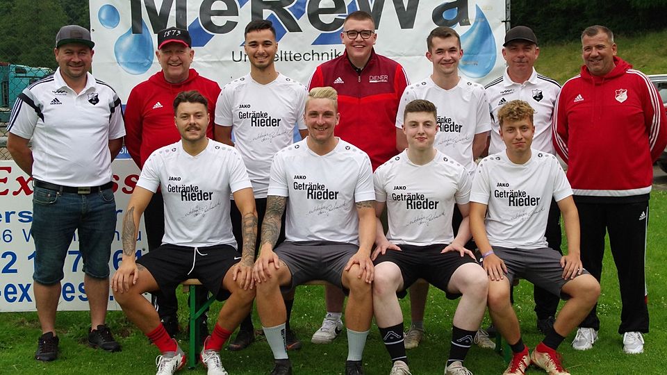Abteilungsleiter Matthias Groß, Teammanager Michael Schwoch, Berrak Yildirim, Betreuer Fabian Konnerth, Florian Baumann, Betreuer Alois Fischer, Trainer Walter Luttner (hinten von links), Martin Gazdek, Mathias Scherm, Kilian Keim und Andreas Schmid (vorne von links).