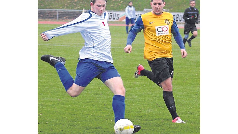 Laufduell: FSV-Torschütze Julian Schauss (links) kommt gegen Bad Kreuznachs Christian Kolz zum Flanken. Foto: Mario Luge