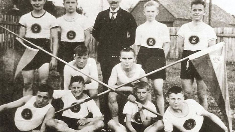Der da­ma­li­ge 1. Vor­sit­zen­de Au­gust Jans­sen in­mit­ten ei­ner Ju­gend­rie­ge im Jahr 1923.