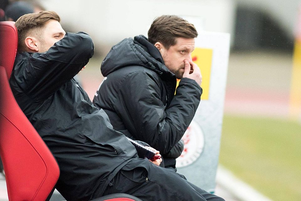 Das richtige Näschen ist gefragt: Wormatia-Trainer Steven Jones (rechts) muss mit Co-Trainer Maximilian Mehring fürs Heimspiel gegen Offenbach erneut die Abwehr umbauen.