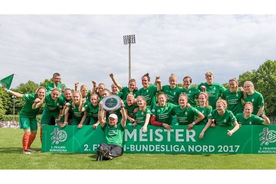 Gruppenbild mit Schale: Durch den 3:1-Sieg gegen Verfolger VfL Wolfsburg II sicherten sich die Fußball-Frauen von Werder Bremen die Meisterschaft in der Zweiten Liga Nord.Ewert/nph/imago