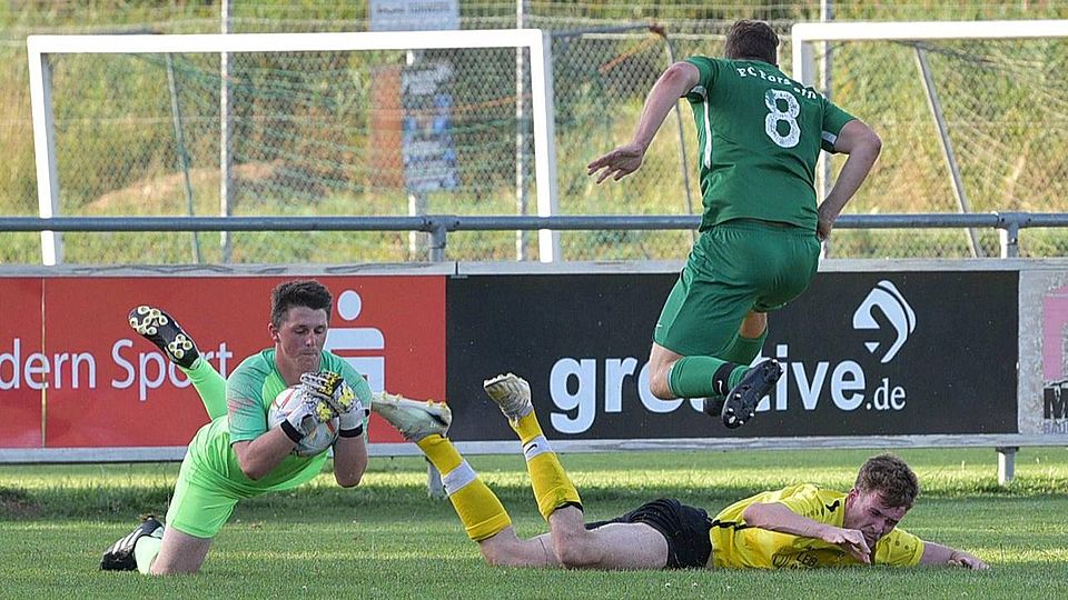 Fair oder Foul? Vergebens forderte der Grüntegernbacher Moritz Greimel (unten) einen Elfer nach einer Abwehr des Forsterners Michael Simon (Nr. 8). FCF-Torwart Stefan Renauer sichert den Ball.