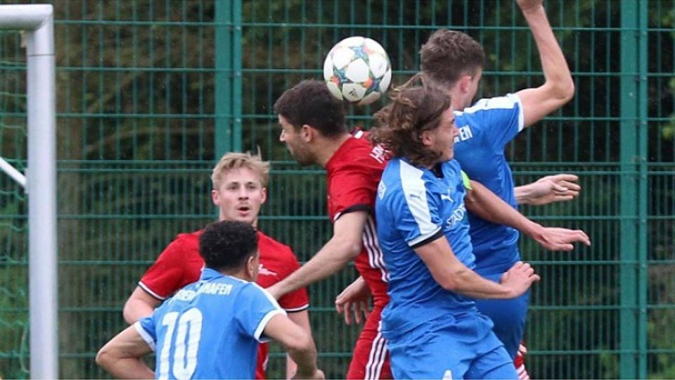 Die VfB U23 (blaues Trikot, hier im Spiel gegen Hege) muss sich am Sonntag in Schlachters mächtig strecken, um Zählbares mitzunehmen. alho