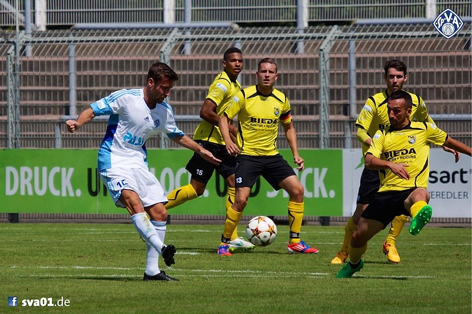 Kapitän Michael Plänitz (Mitte) brachte den FC Amberg in Aschaffenburg mit 1:0 in Front, zum Sieg reichte es dennoch nicht ganz.  F: Hahn