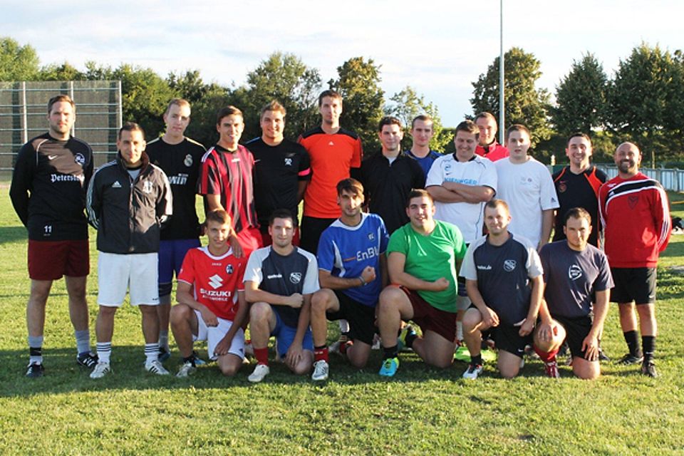 Ein Teambild aus dem Training: Optimistisch blicken die SG-Kicker.  | Foto:  Hans Spengler