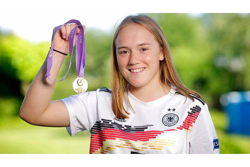 Europameisterin: Die Medaille, die sie nach dem Endspielsieg in Bulgarien erhielt, hält Lisanne Gräwe daheim in Kaunitz natürlich in Ehren. In der nächsten Saison will die 16-Jährige den Titel verteidigen – dann trägt sie vereinsmäßig allerdings das Trikot des VfL Wolfsburg. 