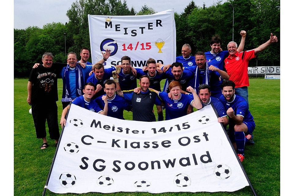 Meisterlich: Die Fußballer der SG Soonwald.   (Foto: Heidi Sturm)