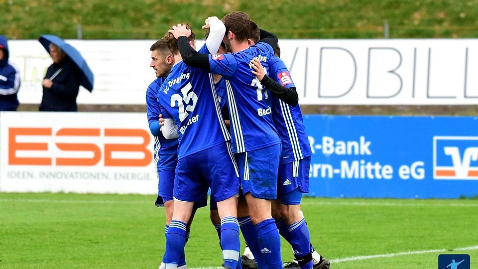 Der Höhenflug geht weiter: Der FC Dingolfing bejubelte seinen 3:1-Sieg gegen den TSV Ergoldsbach 
