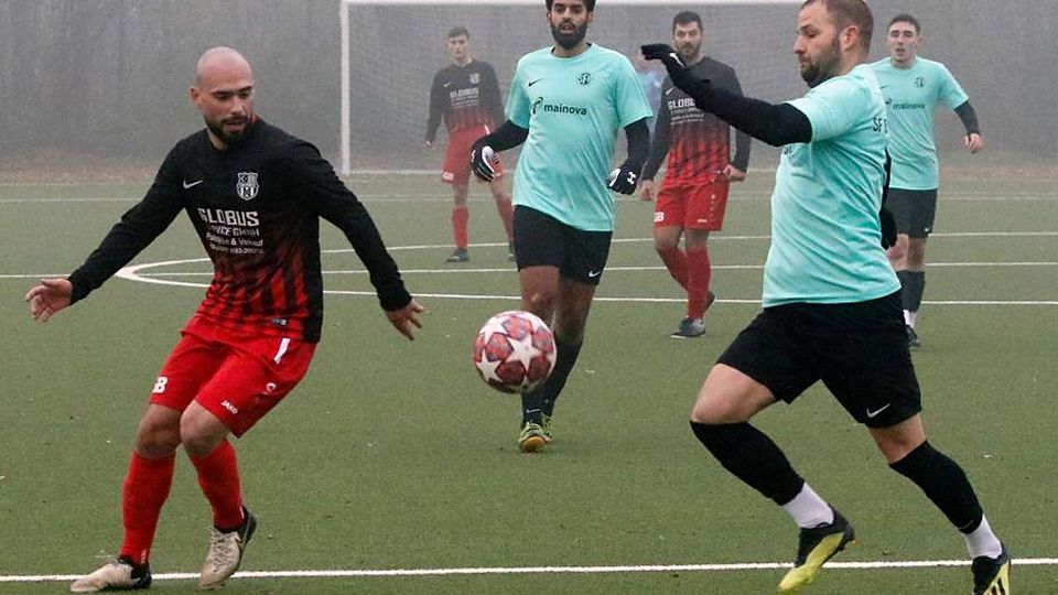 Ali Can Cakici (links) von Genclerbirligi im Duell mit Milan Koleda (rechts) von den Sportfreunden. Cem Güler eilt herbei. Die beiden Bischofsheimer A-Ligisten schenken sich nichts. 	Foto: André Dziemballa