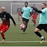 Ali Can Cakici (links) von Genclerbirligi im Duell mit Milan Koleda (rechts) von den Sportfreunden. Cem Güler eilt herbei. Die beiden Bischofsheimer A-Ligisten schenken sich nichts. 	Foto: André Dziemballa