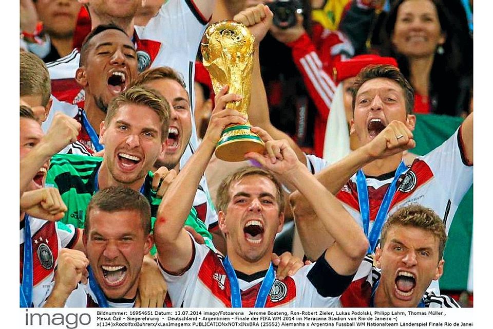 Objekt der Begierde: Dank den Fußball-Weltmeistern um Kapitän Philipp Lahm (mit Pokal) hat man bald in Hennigsdorf und Hohen Neuendorf die Chance auf ein Foto mit der WM-Trophäe.   ©imago/Fotoarena