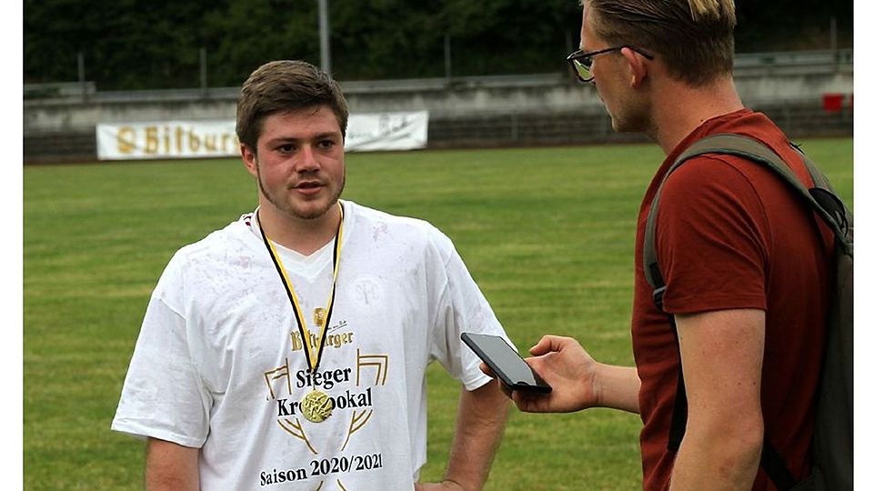 Darf sich im vierten Anlauf endlich Pokalsieger nennen: Lorenz Groh (links) im Gespräch mit unserem Reporter Martin Imruck.