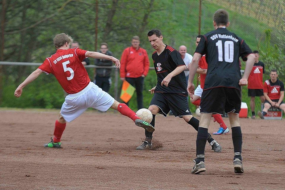 Matchwinner mit zwei Treffern: Pascal Rojahn vom SSV Hattenheim (Bildmitte).F: Klein