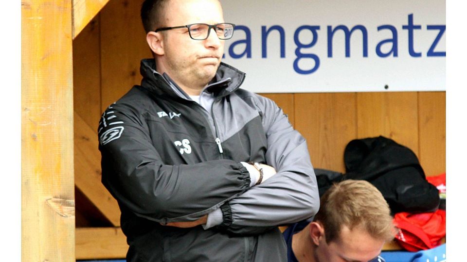 Skeptischer Blick: FC-Trainer Christoph Sallers Sehnsucht nach Normalität ist groß. Rabuser