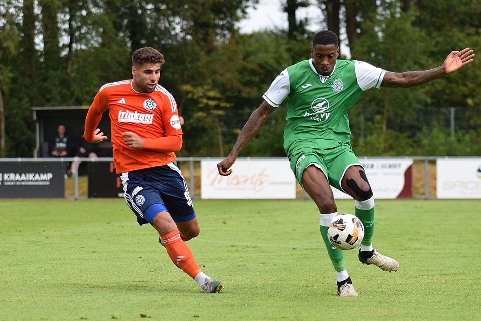 Malek Fakhro (l.) im neuen Ausweichtrikot des MSV Duisburg. 