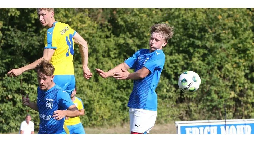 In dieser Szene rauscht er wie Teamkollege Fabian Dietz und der Waldsolmser Leon Sluka (M.) noch am Ball vorbei, in der Schlussphase aber entscheidet Ben Zint (r.) per Doppelpack das Gruppenliga-Derby zugunsten des FC Burgsolms. © Steffen Bär
