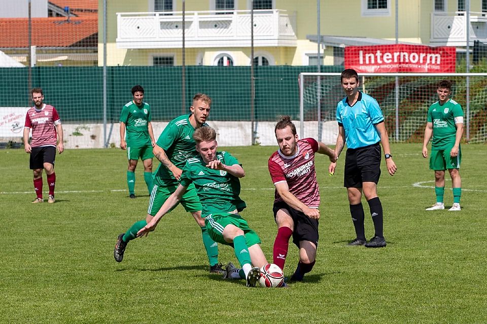 Hitzige Zweikämpfe lieferten sich der TuS Holzkirchen II (in Grün) und der SV Miesbach (in Rot). Das Ergebnis des Kreisliga-Derbys fiel jedoch deutlich aus.