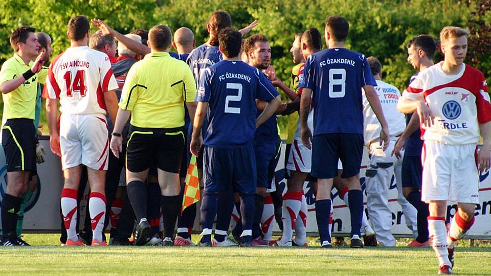 Am Schluss wurde es so richtig hektisch. Drei Gelb-Rote Karten verteilte der Schiedsrichter, ehe der glückliche Erfolg des TSV Aindling II gegen den FC Öz Akdeniz im Relegationsspiel feststand. Ein 1: