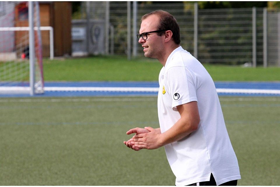 War trotz der deutlichen Niederlage nicht unzufrieden mit dem Auftritt seines Teams: Meiesenheims Coach Torben Scherer.   (Foto: Mario Luge)
