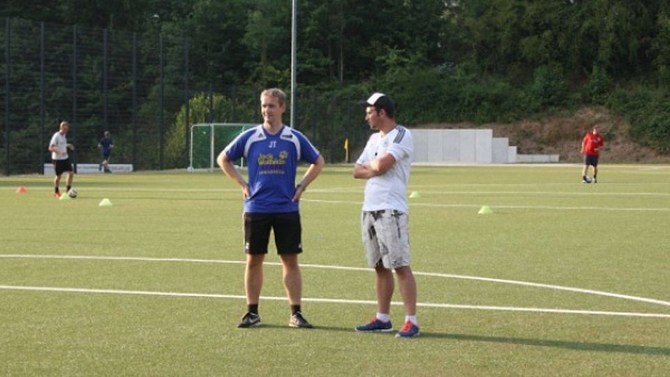 Jörg Tiemann (l.), Trainer vom VfL Kloster Oesede II. Foto: Lennart Dommer
