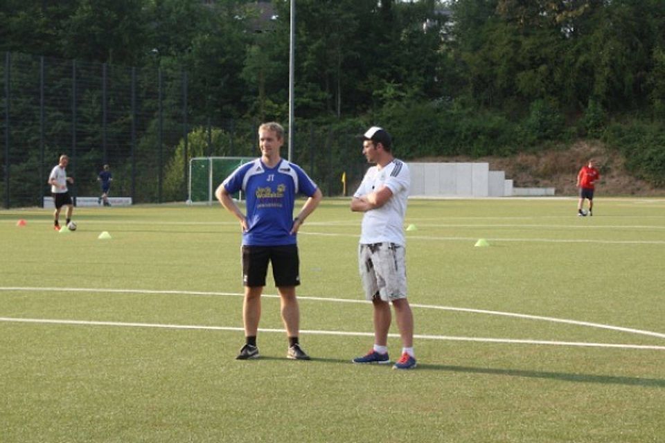 Jörg Tiemann (l.), Trainer vom VfL Kloster Oesede II. Foto: Lennart Dommer